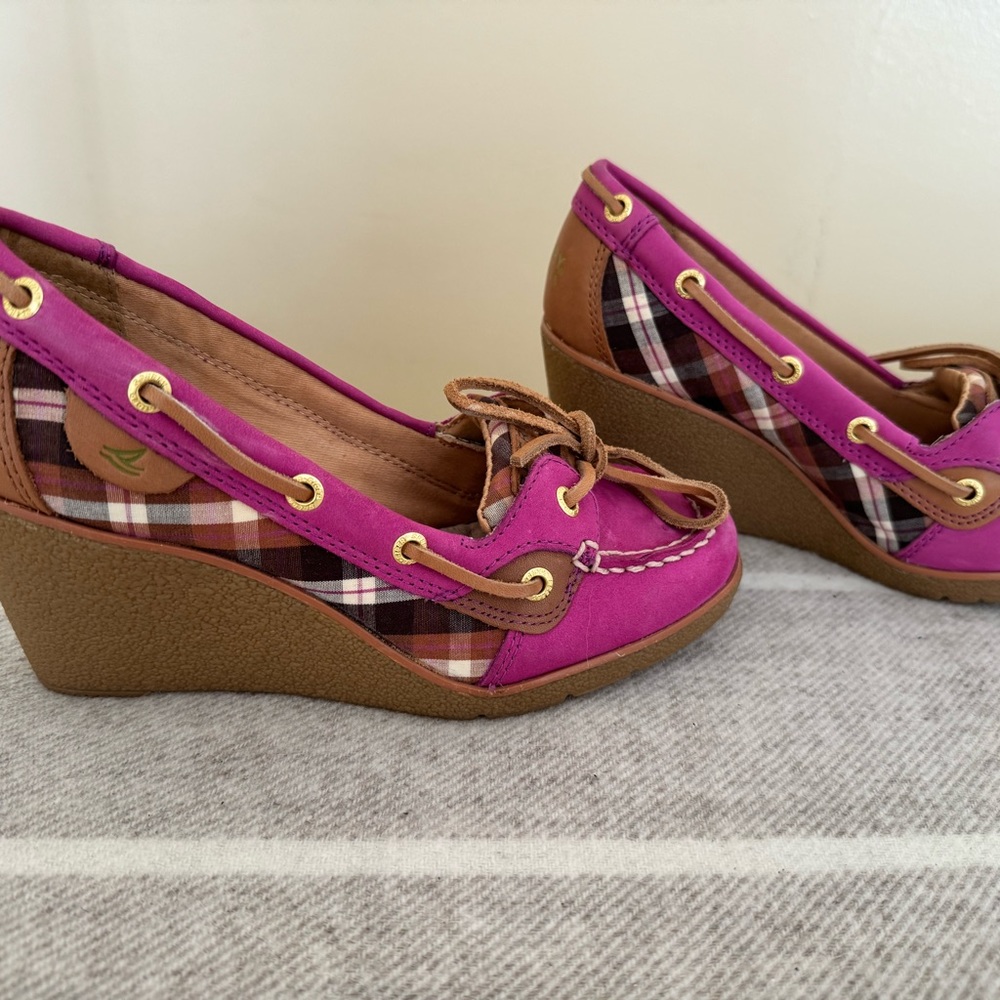 Brand new, never used Sperry Top Sider Goldfish Wedge. Size 5. Leather